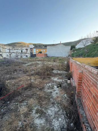Terreno en plaza de la Constitución, 13  y 14