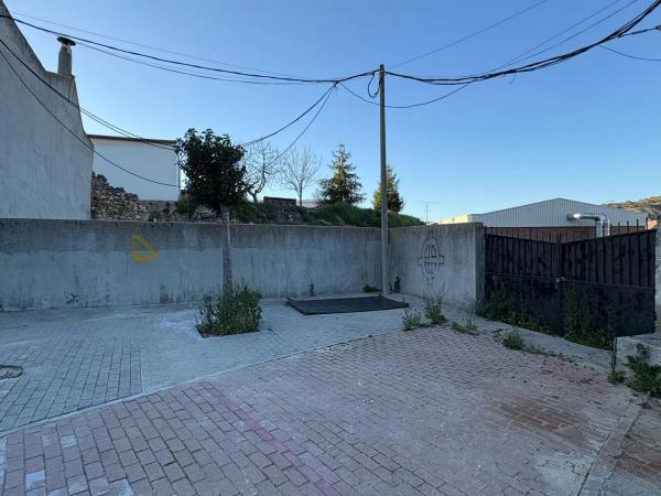 Terreno en plaza de la Constitución, 13  y 14