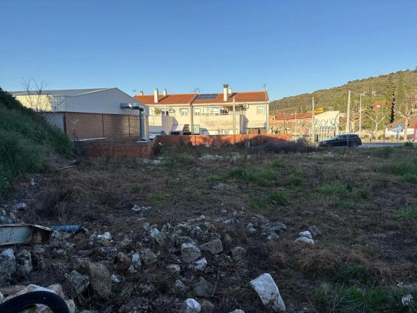 Terreno en plaza de la Constitución, 13  y 14