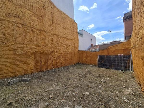 Terreno en calle de Ramón Serrano