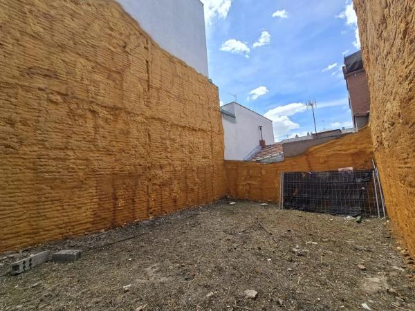 Terreno en calle de Ramón Serrano