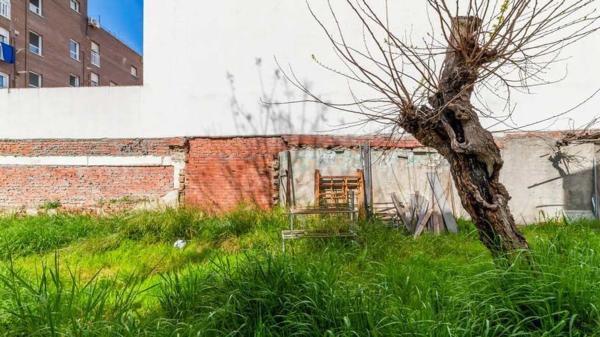 Terreno en calle de Peironcely