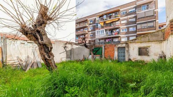 Terreno en calle de Peironcely