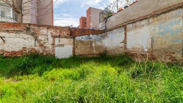 Terreno en calle de Peironcely