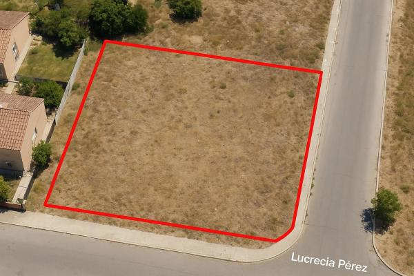 Terreno en calle Lucrecia Perez