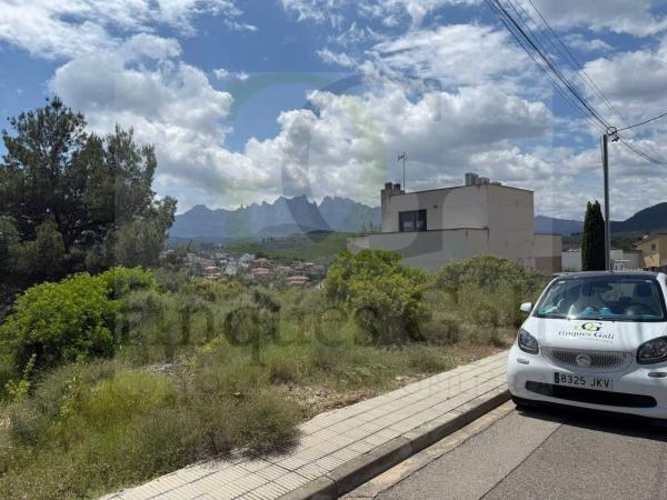 Terreno en calle del Montsía