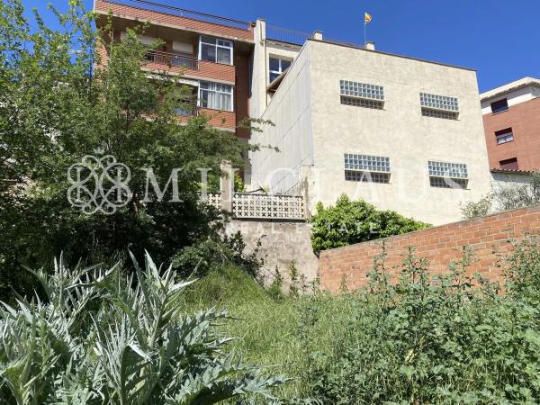 Terreno en calle de Montalegre