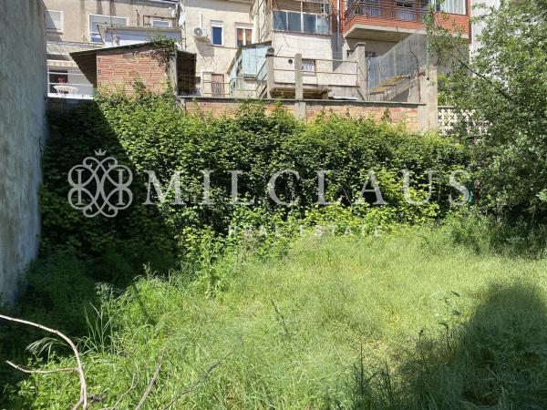 Terreno en calle de Montalegre
