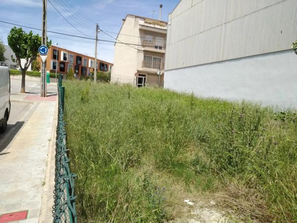 Terreno en calle Canigó