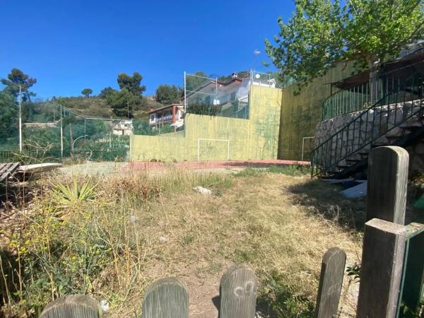 Terreno en calle Violetes