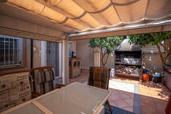 Chalet adosado en calle Argolidas