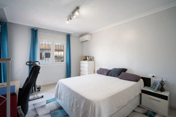 Chalet adosado en calle Argolidas