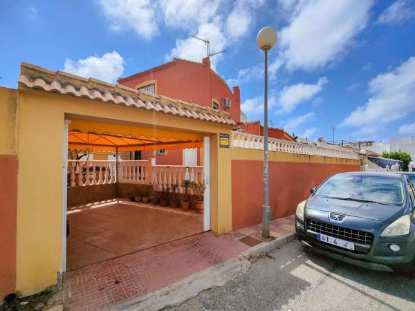 Chalet pareado en calle Miño