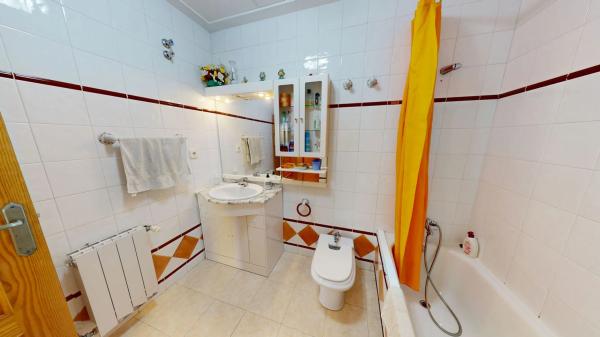 Chalet pareado en avenida de Valverde