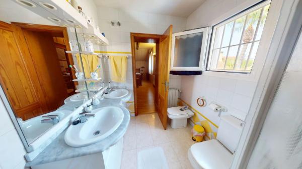 Chalet pareado en avenida de Valverde