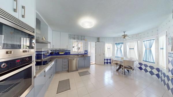 Chalet pareado en avenida de Valverde