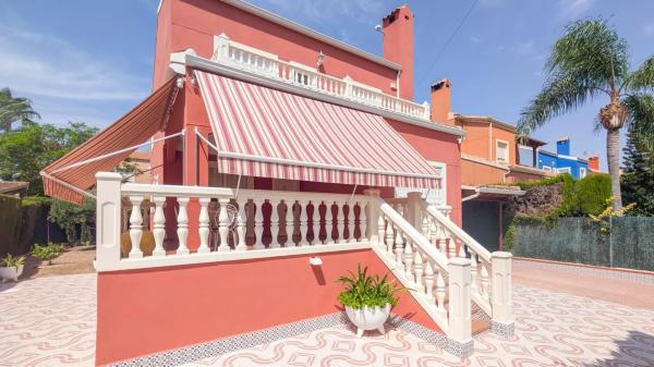 Casa independiente en calle Pino Verde