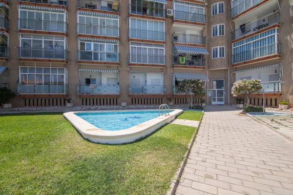 Chalet adosado en calle Islas Canarias, 12