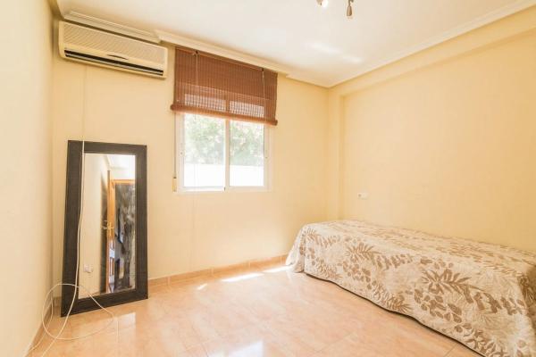 Chalet adosado en calle Islas Canarias, 12