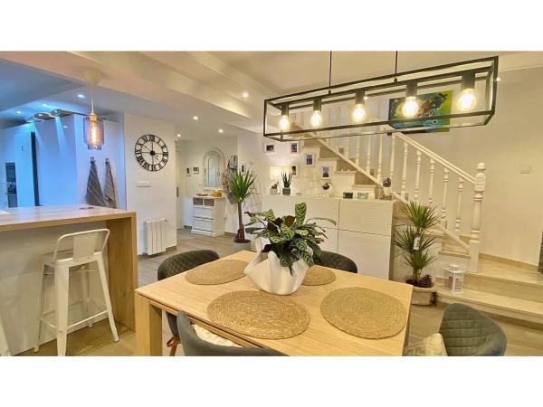 Chalet adosado en calle Atenas