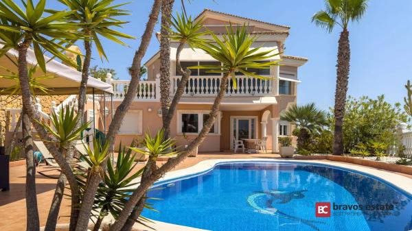 Casa independiente en calle Islandia