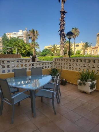 Chalet pareado en calle de Gaianes, 1