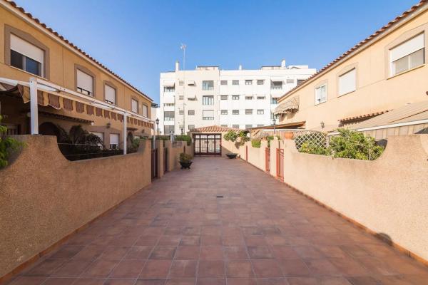 Chalet pareado en calle Cervantes