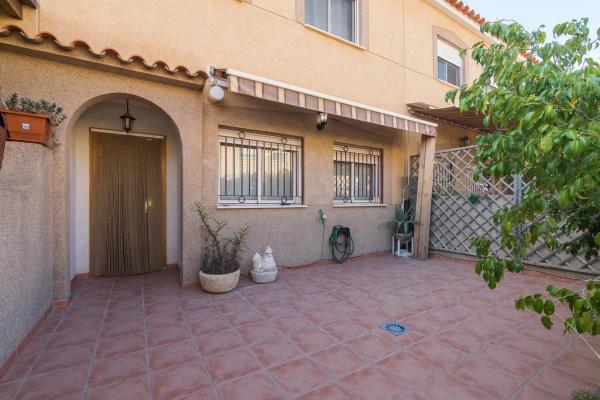 Chalet pareado en calle Cervantes