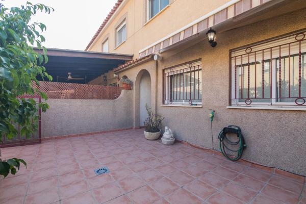 Chalet pareado en calle Cervantes