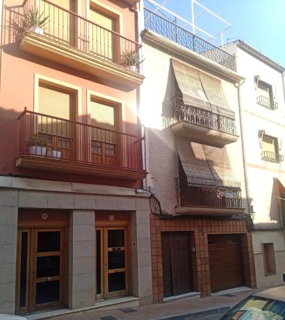 Chalet adosado en calle de la Constitució