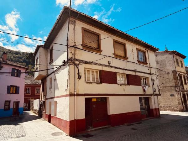 Casa de pueblo en calle Silvino Arguelles, 12