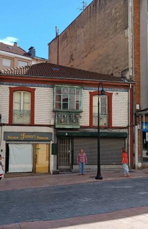 Casa de pueblo en avenida de la Constitución, 7
