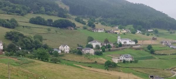 Casa de pueblo en carretera de Serandías, 1132