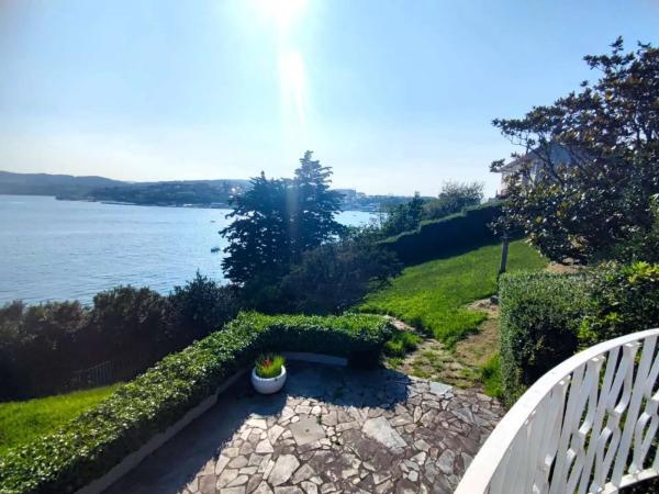 Casa independiente en avenida de Gondán