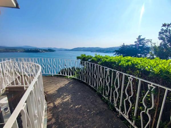 Casa independiente en avenida de Gondán