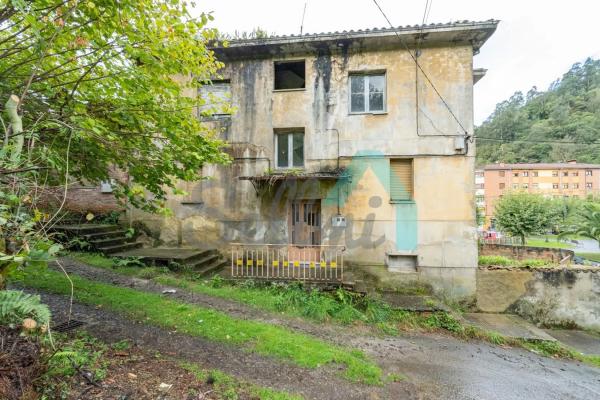 Casa independiente en avenida de Bimenes
