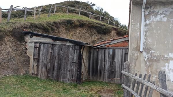 Caserón en carretera la collaona, 1