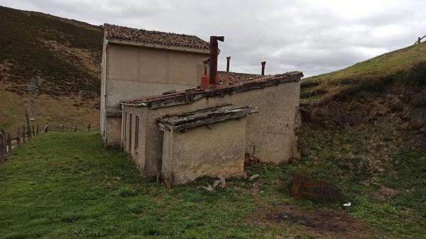 Caserón en carretera la collaona, 1