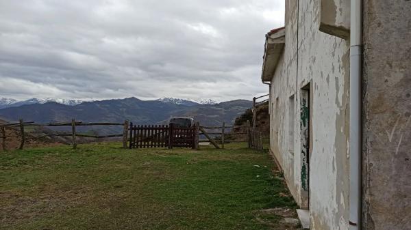 Caserón en carretera la collaona, 1