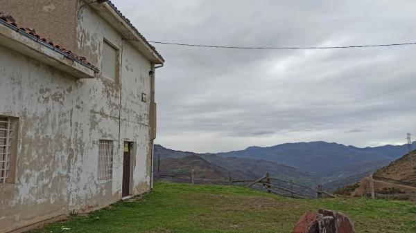 Caserón en carretera la collaona, 1