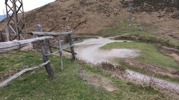 Caserón en carretera la collaona, 1