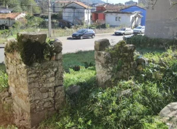 Casa de pueblo en avenida Castañéu