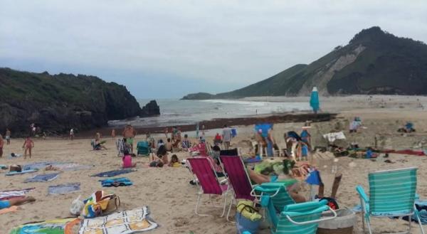 Casa de pueblo en avenida Castañéu