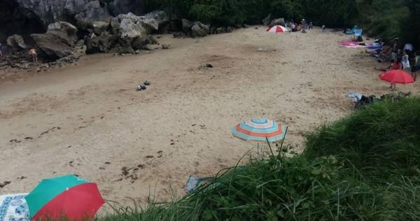 Casa de pueblo en avenida Castañéu