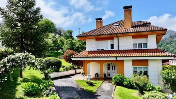 Casa independiente en calle Calzada de Ponga, 15