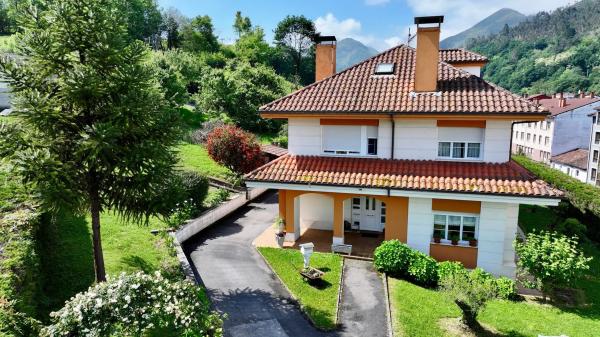 Casa independiente en calle Calzada de Ponga, 15