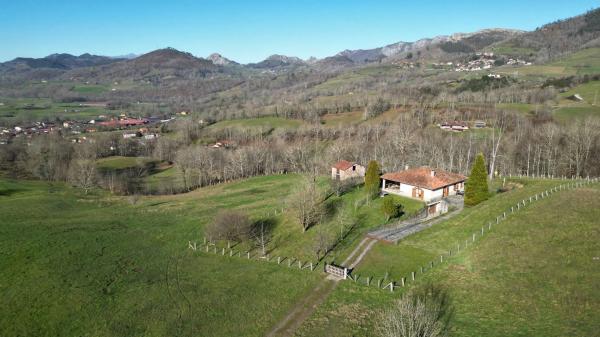 Casa independiente en calle Mestas de Con s/n