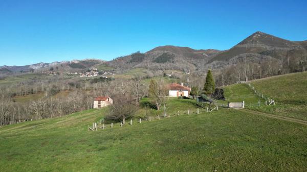 Casa independiente en calle Mestas de Con s/n