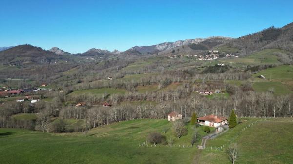 Casa independiente en calle Mestas de Con s/n