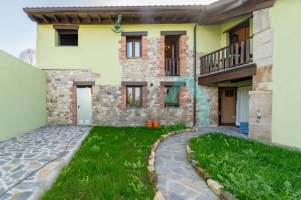 Casa independiente en calle Mestas de Con